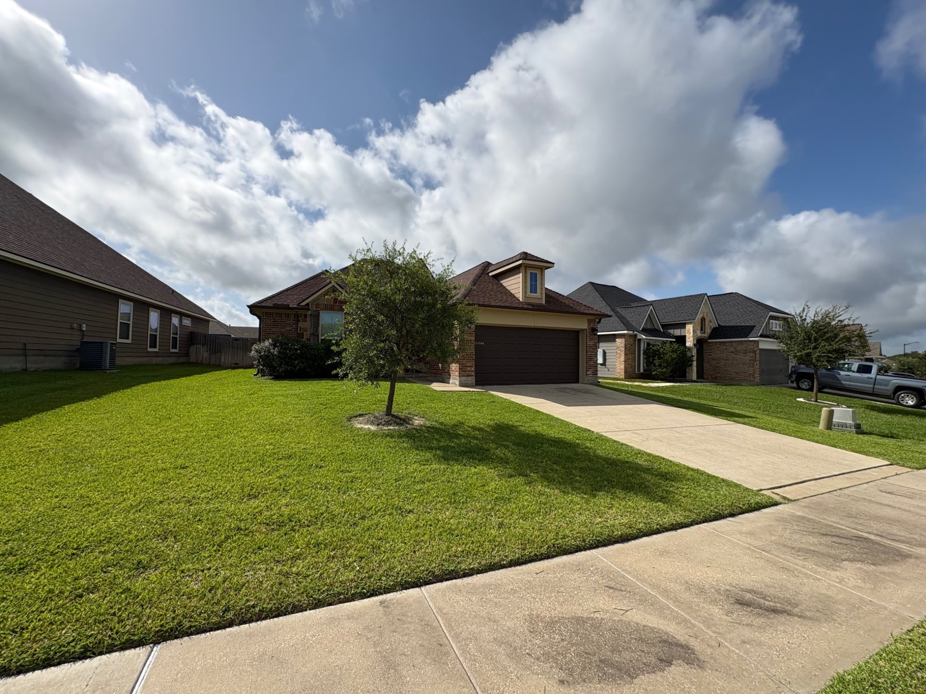 Clean front yard lawn care in Bryan College Station